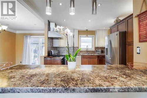 Upper - 1810 South Sheridan Way, Mississauga, ON - Indoor Photo Showing Kitchen With Upgraded Kitchen