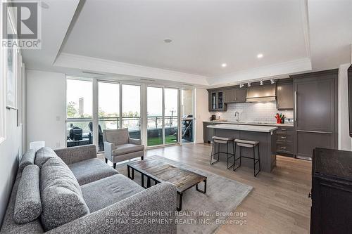 304 - 2060 Lakeshore Road, Burlington, ON - Indoor Photo Showing Living Room