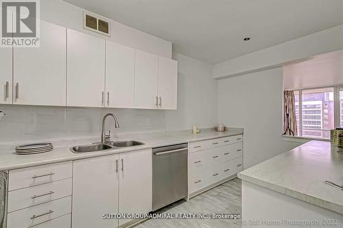 902 - 25 Four Winds Drive, Toronto, ON - Indoor Photo Showing Kitchen With Double Sink