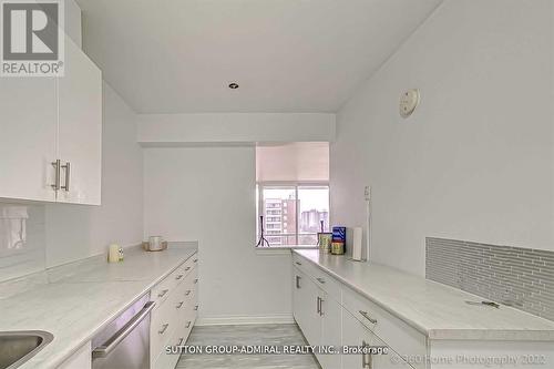 902 - 25 Four Winds Drive, Toronto, ON - Indoor Photo Showing Kitchen