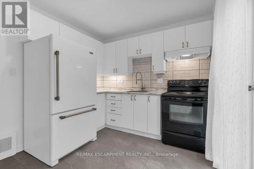 34 Sumach Street, Hamilton, ON - Indoor Photo Showing Kitchen