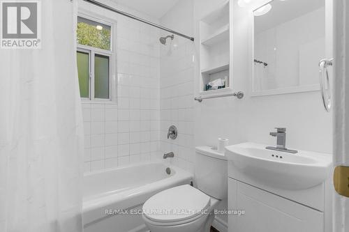 34 Sumach Street, Hamilton, ON - Indoor Photo Showing Bathroom