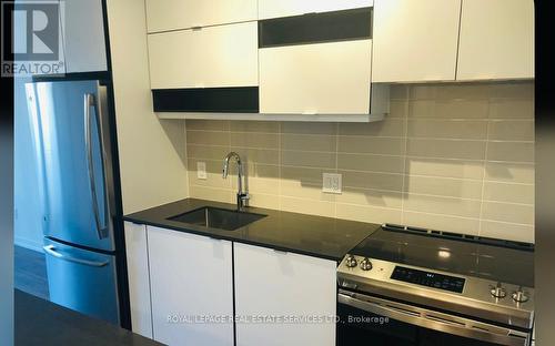 1009 - 4065 Confederation Parkway, Mississauga, ON - Indoor Photo Showing Kitchen