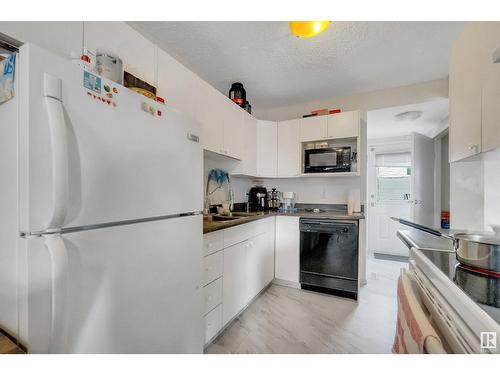 #20 1580 Mill Woods E Nw, Edmonton, AB - Indoor Photo Showing Kitchen