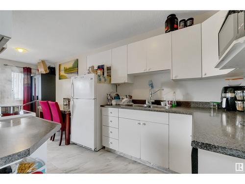 #20 1580 Mill Woods E Nw, Edmonton, AB - Indoor Photo Showing Kitchen With Double Sink