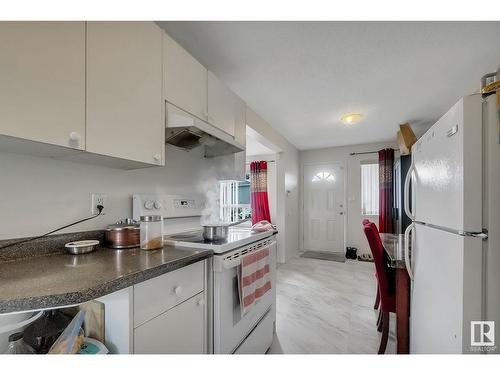 #20 1580 Mill Woods E Nw, Edmonton, AB - Indoor Photo Showing Kitchen