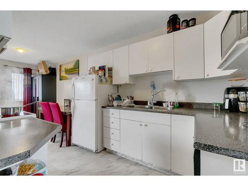 #20 1580 Mill Woods E Nw, Edmonton, AB - Indoor Photo Showing Kitchen With Double Sink