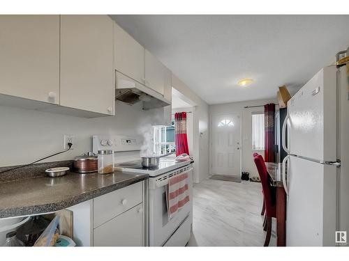 #20 1580 Mill Woods E Nw, Edmonton, AB - Indoor Photo Showing Kitchen