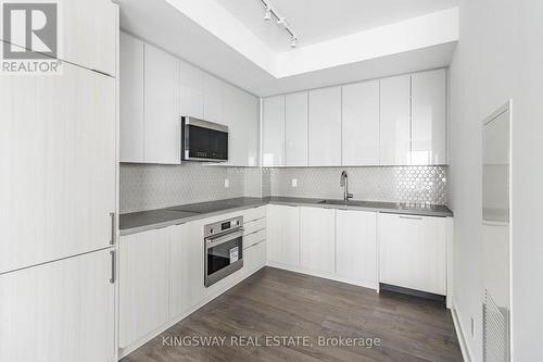 802 - 2481 Taunton Road, Oakville, ON - Indoor Photo Showing Kitchen