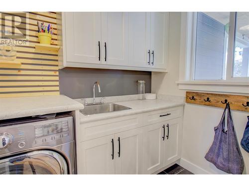 1280 24 Street Se, Salmon Arm, BC - Indoor Photo Showing Laundry Room