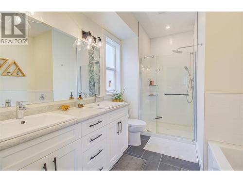 1280 24 Street Se, Salmon Arm, BC - Indoor Photo Showing Bathroom