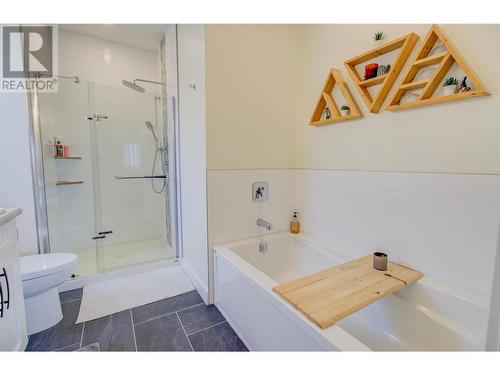 1280 24 Street Se, Salmon Arm, BC - Indoor Photo Showing Bathroom