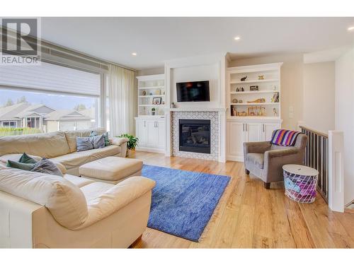 1280 24 Street Se, Salmon Arm, BC - Indoor Photo Showing Living Room With Fireplace