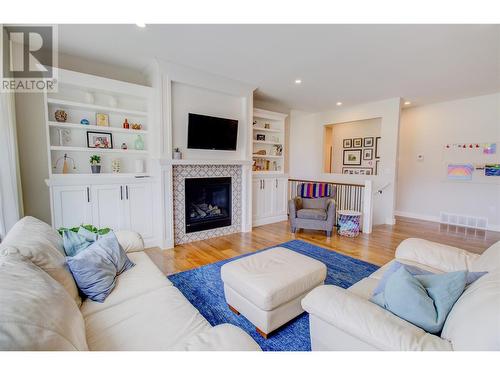 1280 24 Street Se, Salmon Arm, BC - Indoor Photo Showing Living Room With Fireplace