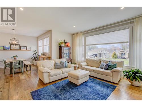 1280 24 Street Se, Salmon Arm, BC - Indoor Photo Showing Living Room