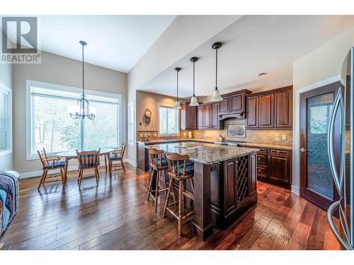 2019 Twin Ridge Court, Kelowna, BC - Indoor Photo Showing Kitchen With Upgraded Kitchen