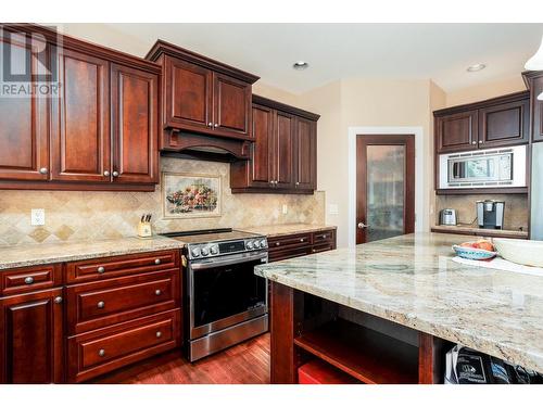 2019 Twin Ridge Court, Kelowna, BC - Indoor Photo Showing Kitchen With Upgraded Kitchen