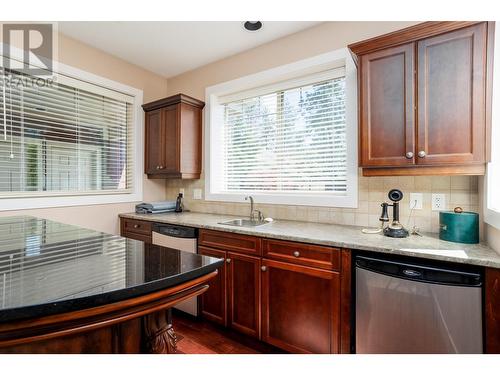 2019 Twin Ridge Court, Kelowna, BC - Indoor Photo Showing Kitchen