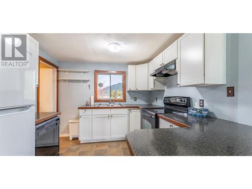 518 Devon Street, Creston, BC - Indoor Photo Showing Kitchen With Double Sink