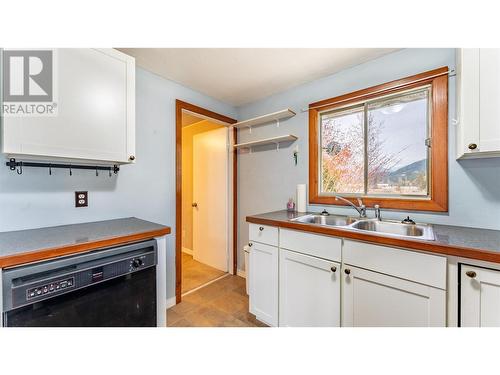 518 Devon Street, Creston, BC - Indoor Photo Showing Kitchen With Double Sink