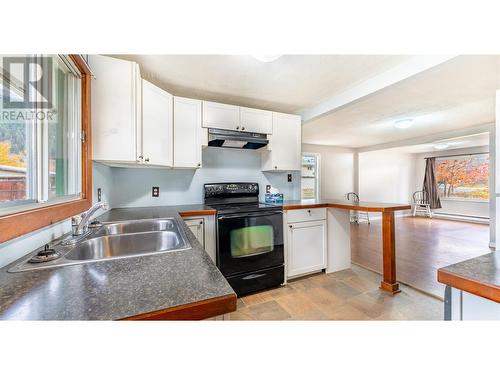 518 Devon Street, Creston, BC - Indoor Photo Showing Kitchen With Double Sink