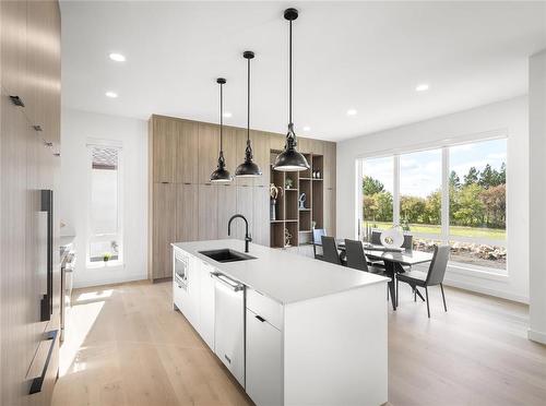 5 Morgan Lane, Oak Bluff, MB - Indoor Photo Showing Kitchen With Upgraded Kitchen