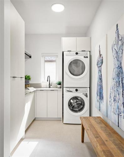 5 Morgan Lane, Oak Bluff, MB - Indoor Photo Showing Laundry Room