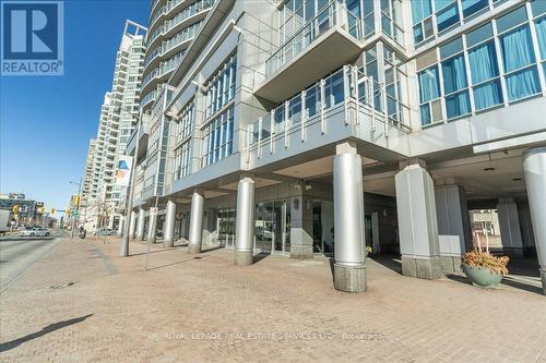 1007 - 218 Queens Quay W, Toronto, ON - Outdoor