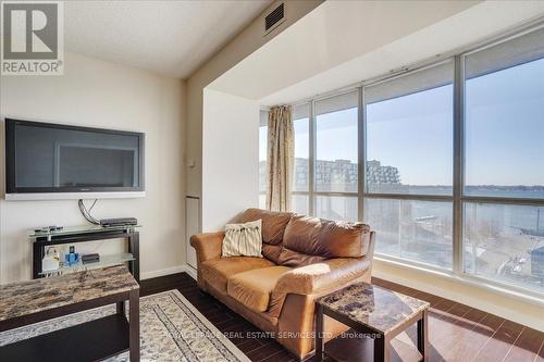 1007 - 218 Queens Quay W, Toronto, ON - Indoor Photo Showing Living Room