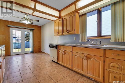 394 Sangster Boulevard, Regina, SK - Indoor Photo Showing Kitchen With Double Sink