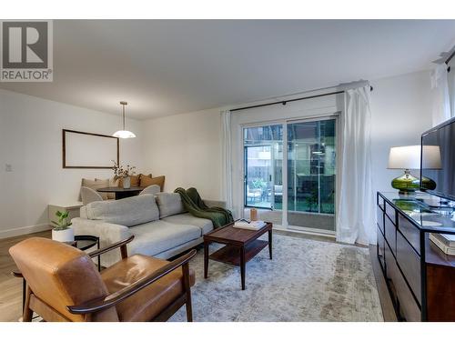 1153 Bernard Avenue Unit# 16, Kelowna, BC - Indoor Photo Showing Living Room