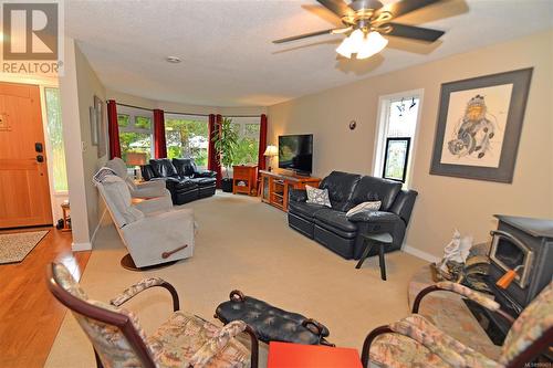 576 Dogwood Rd, Qualicum Beach, BC - Indoor Photo Showing Living Room