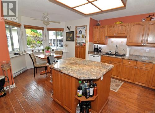 576 Dogwood Rd, Qualicum Beach, BC - Indoor Photo Showing Kitchen