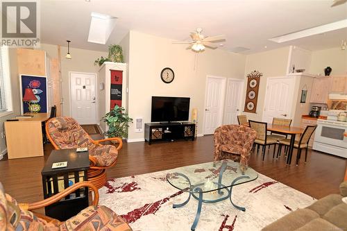 576 Dogwood Rd, Qualicum Beach, BC - Indoor Photo Showing Living Room