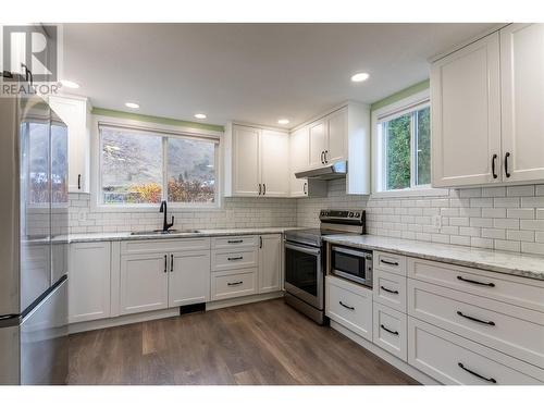 4365 Yellowhead Highway, Kamloops, BC - Indoor Photo Showing Kitchen With Upgraded Kitchen