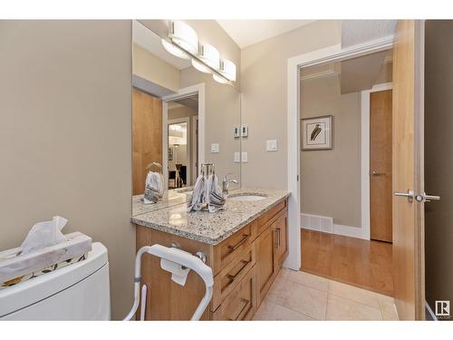 8728 101 Av Nw, Edmonton, AB - Indoor Photo Showing Bathroom