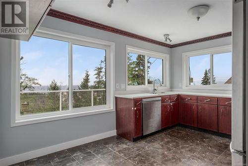 4955 Laguna Way, Nanaimo, BC - Indoor Photo Showing Kitchen