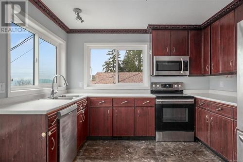 4955 Laguna Way, Nanaimo, BC - Indoor Photo Showing Kitchen With Double Sink