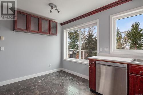 4955 Laguna Way, Nanaimo, BC - Indoor Photo Showing Kitchen