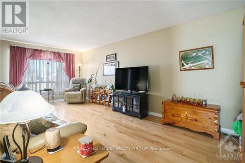 12 Haggart Street, Perth, ON - Indoor Photo Showing Living Room