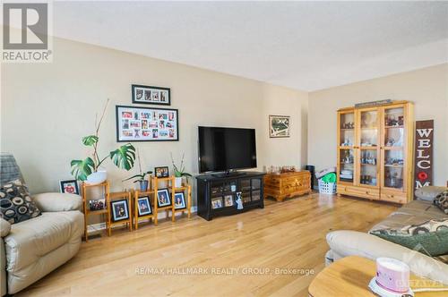 12 Haggart Street, Perth, ON - Indoor Photo Showing Living Room