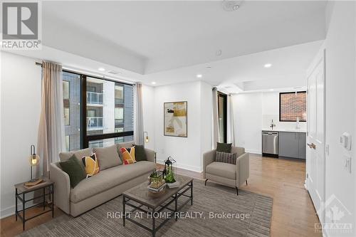 811 - 340 Queen Street, Ottawa, ON - Indoor Photo Showing Living Room