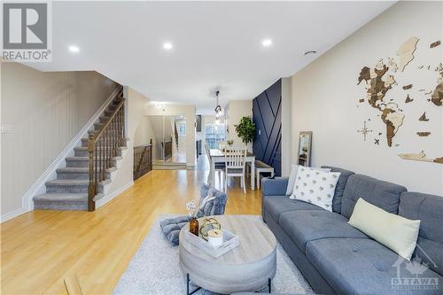 464 Leboutillier Avenue, Ottawa, ON - Indoor Photo Showing Living Room