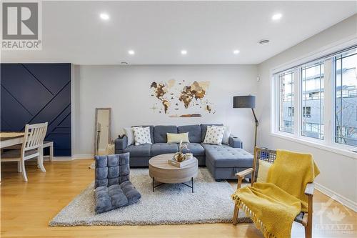 464 Leboutillier Avenue, Ottawa, ON - Indoor Photo Showing Living Room