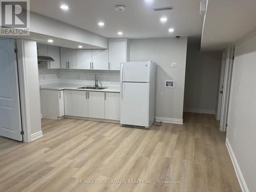 3119 Mcdowell Drive, Mississauga, ON - Indoor Photo Showing Kitchen With Double Sink