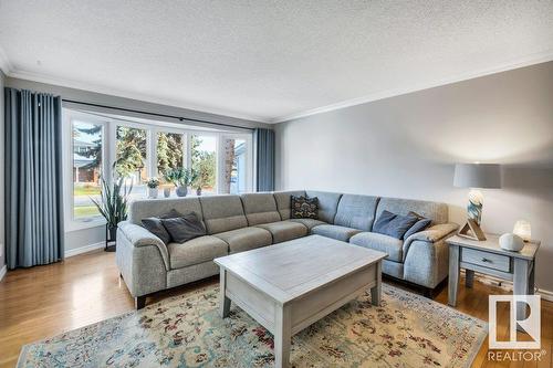 16 Westridge Cr Nw, Edmonton, AB - Indoor Photo Showing Living Room