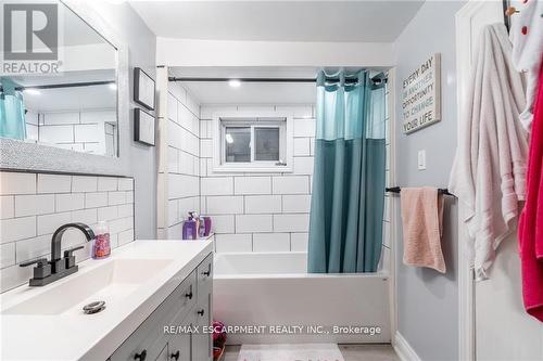 25 Albion Street, Brantford, ON - Indoor Photo Showing Bathroom