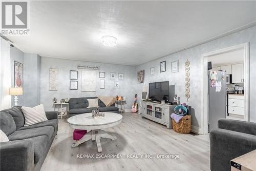 25 Albion Street, Brantford, ON - Indoor Photo Showing Living Room