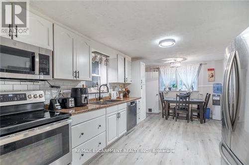 25 Albion Street, Brantford, ON - Indoor Photo Showing Kitchen