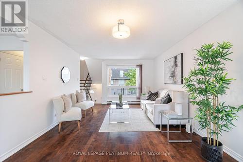 31 - 640 Rathburn Road E, Mississauga, ON - Indoor Photo Showing Living Room